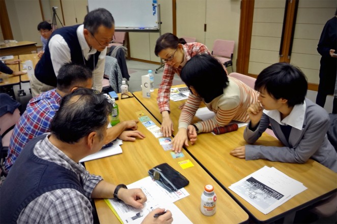 コットン製品ができるまでのプロセスを並び替える「パズル」の様子