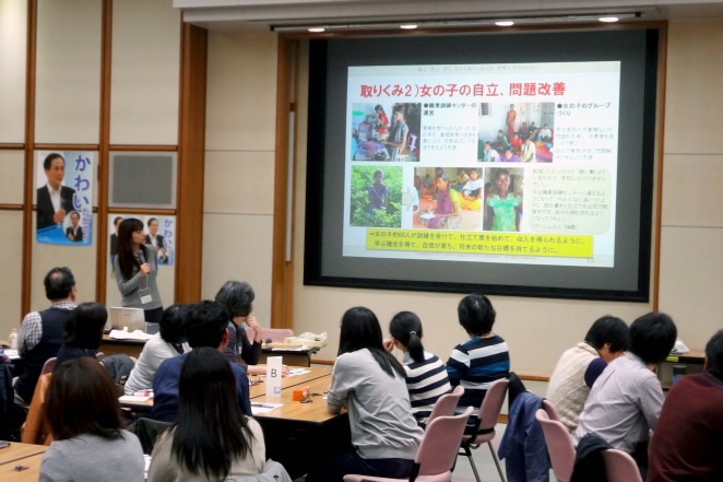 インドのコットン生産地での支援活動を報告するACEスタッフの成田