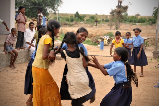 無邪気に遊ぶインドの子どもたち