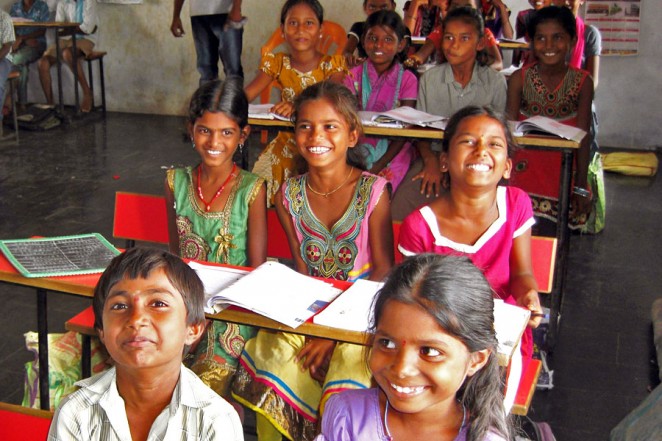 住民の資金で設置した机と椅子で勉強する子どもたち（2015年6月）