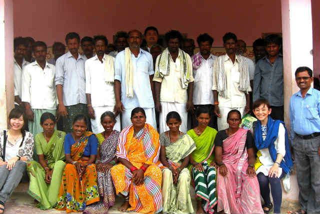 学校の改善に関わった住民たちとスタッフ