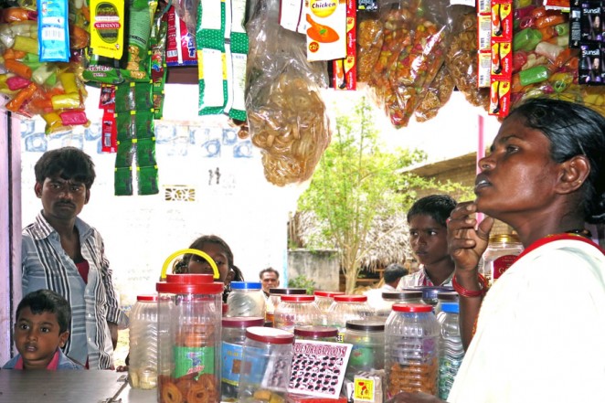 販売店を担当するデヴェナンマさん（右）