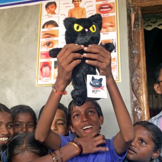 〆キャラ「のら猫クロッチ」と一緒に子どもたちを