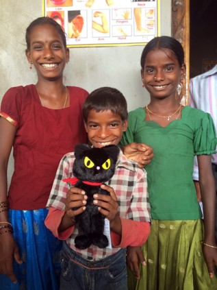 〆キャラのら猫クロッチといんどの子どもたち