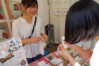 展示ブースではフェアトレード商品やACEオリジナルグッズの販売も