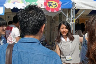 ブースに来てくれた人へ活動紹介をするACEインターン