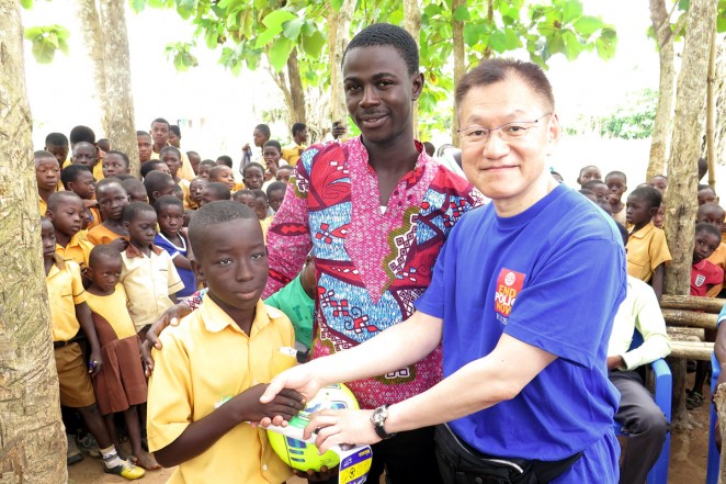 日本から持ってきたサッカーボールをプレゼント