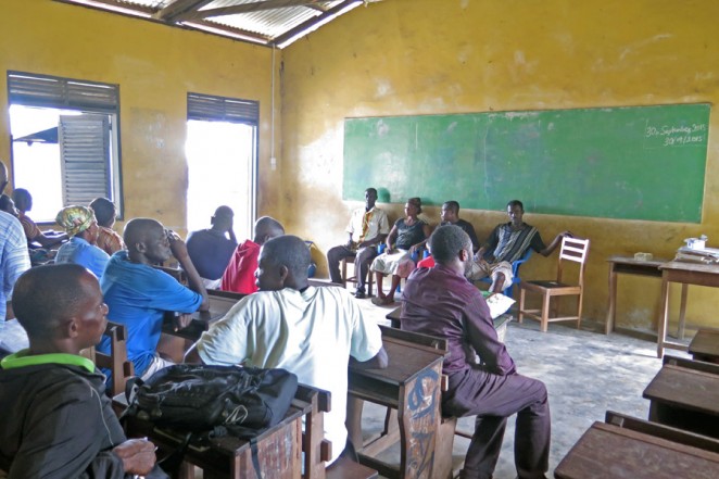村でのミーティング風景
