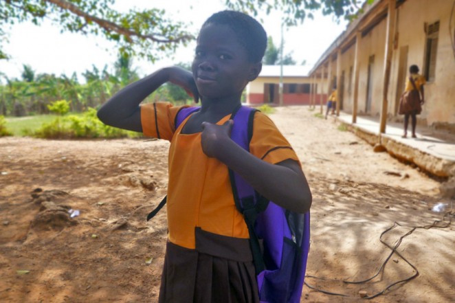 学用品をもらってご満悦のサリーさん