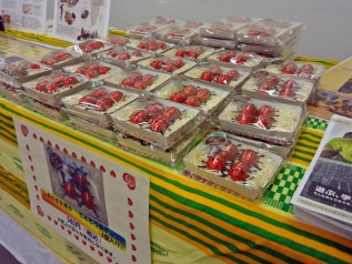 てんとう虫チョコ社内販売会の様子