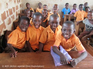 ガーナ・カカオ生産地の子どもたち