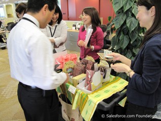 てんとう虫チョコの社内販売会の様子