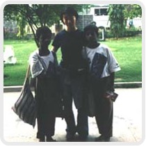 話をきいた後に撮った写真。私の左側がサディス・クマル君