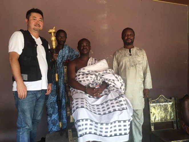 ンスオスア村のチーフ(中央)と