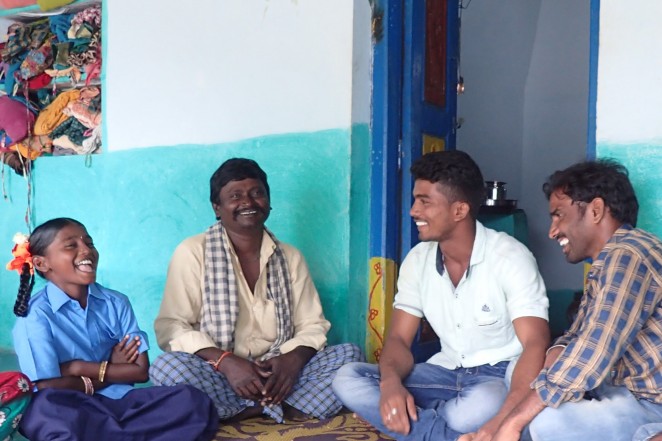 子ども権利保護フォーラムのメンバーと笑顔で話すレヌカさん