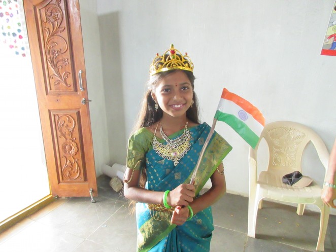 昨年のインド独立記念日を祝う行進で、ブリッジスクールの代表となり、おめかししたスワティさん