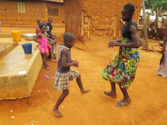村の子どもたちと遊ぶメアリーさん