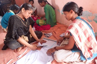 グループで行うミシン、刺繍、ペイントなどの練習風景