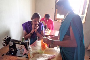 グループで行うミシン、刺繍、ペイントなどの練習風景