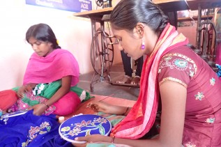 刺繍を習う様子