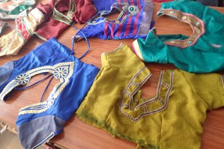 訓練生が作ったサリーの中に着るシャツ