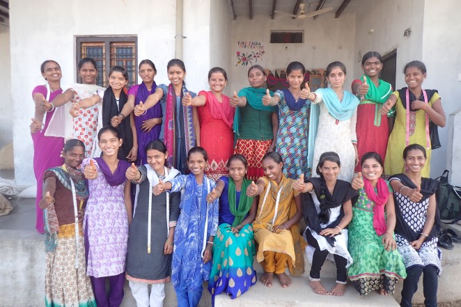 それぞれ自分たちで作った服を着る女の子たち