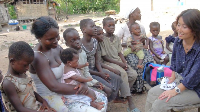 ガーナの村にて。ACE事務局長白木と村の人々