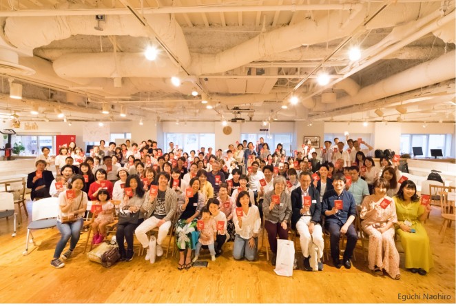 6/10 20周年感謝イベント参加者全員でレッドカードを掲げている写真