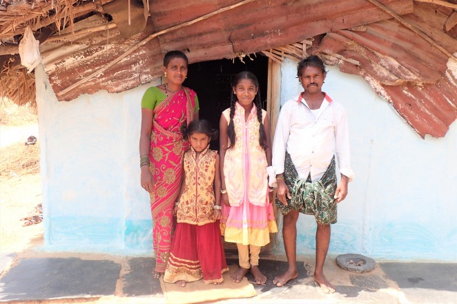 家の前に並ぶモニカさん一家