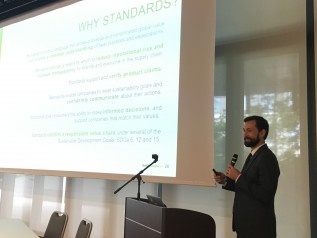 Lee氏発表の様子