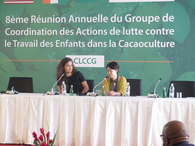 コートジボワール、ガーナそれぞれで活動を行うNGOから発表を行いました。 会場からの質問に答えているところ