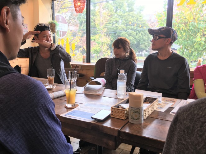 わかりやすく、マラソンの楽しみ方を参加者に伝えるMATSUコーチ