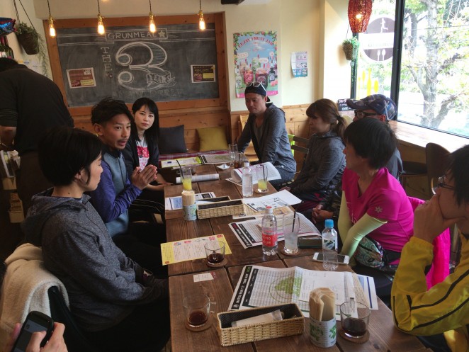 HAGIコーチの話に聞き入る参加者のみなさん