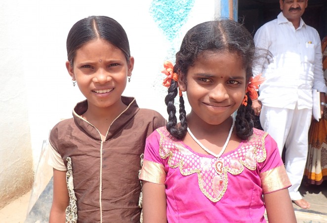 レヌカさん(左)と、学校に通うようになったレヌカさん(右)