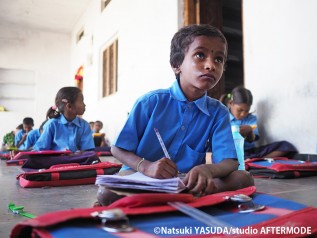 インドの子ども 学ぶ様子