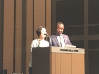 分科会で発言するACEの白木とCRADAのナナ