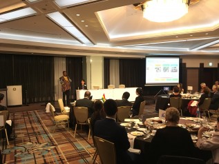 SDG8.7Dialogue Dinerで発表するナナ氏