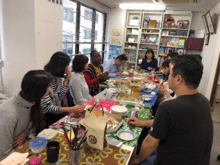 ACEスタッフと食事をしながら意見交換をするナナ氏