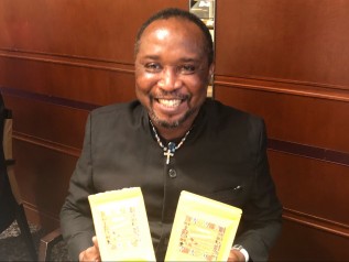 チョコレートを手に持ったナナさん