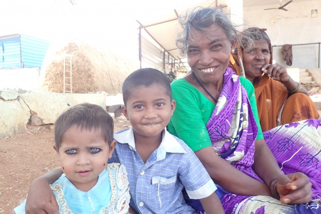 集落部で暮らす祖母と孫
