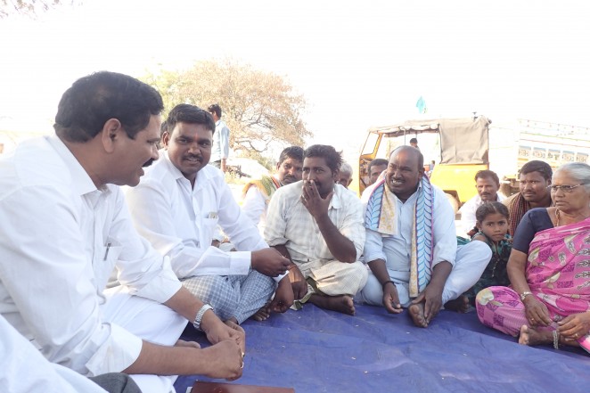 村での集会でSPEED代表が住民と話をする様子 