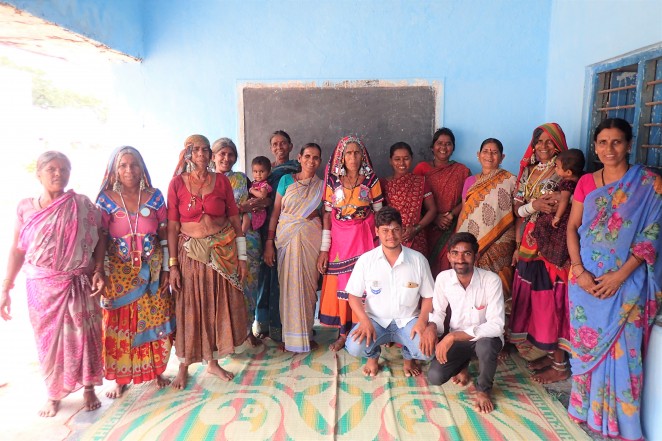 インドの村にて。「子ども権利保護フォーラム」メンバー