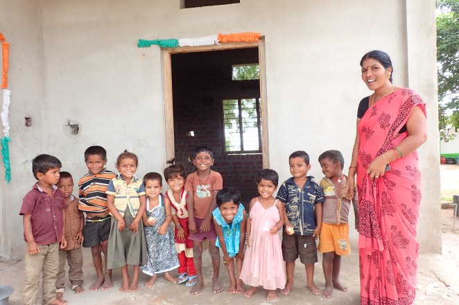 保育・母子健康センターのスタッフとそこに通う子どもたち