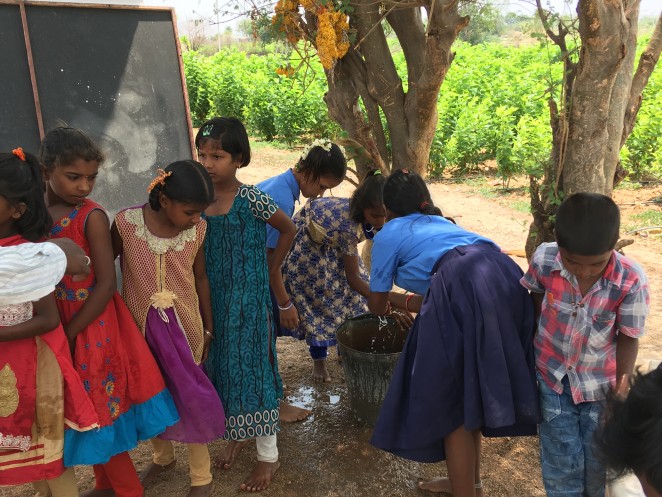 ブリッジスクール 給食前に手を洗う子どもたち