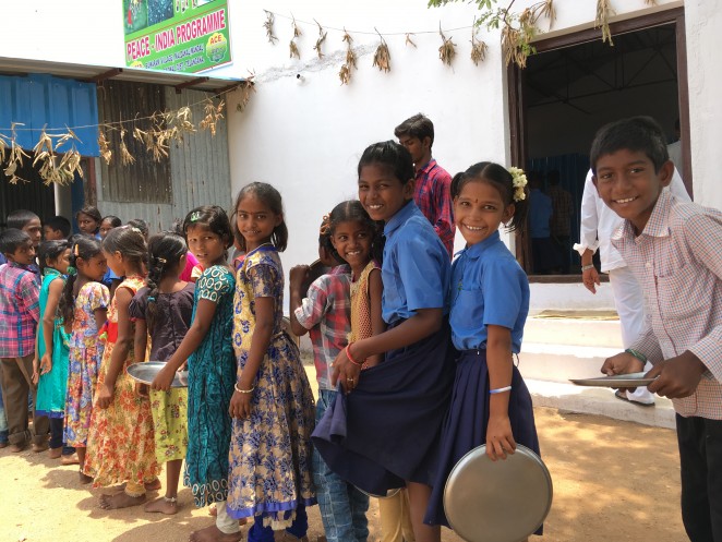 給食に並ぶ子どもたち