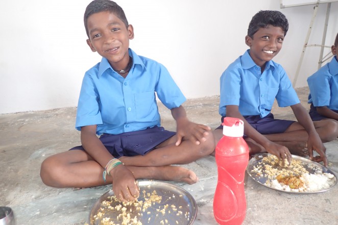 給食を食べる子どもたち