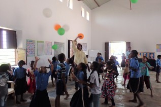 ace_style_ver2_12 給食後に遊ぶ先生と子どもたち