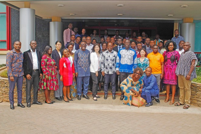 会議参加者の集合写真。右から4番目の青い服が白木。