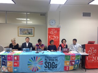 左から2人目がACEの近藤