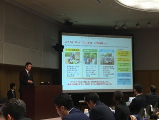 ACEスマイル・ガーナ・プロジェクトについて説明する近藤